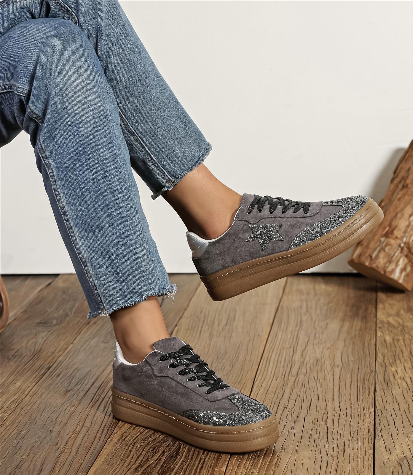 Hier geht's zum Shop von: Ala Mode Fashion-DOB;Accessoires;Leather Wear; Young Fashion - Neuss | Kategorie: Schuhe / Sneakers (Lot) | Adresse: Ala Mode Fashion - Breslauerstr. 8 Raum 113 - 41460 neuss - Tel: 021312091616 - ala-mode@web.de | Angebot: Sofortprogramme, Orderware
