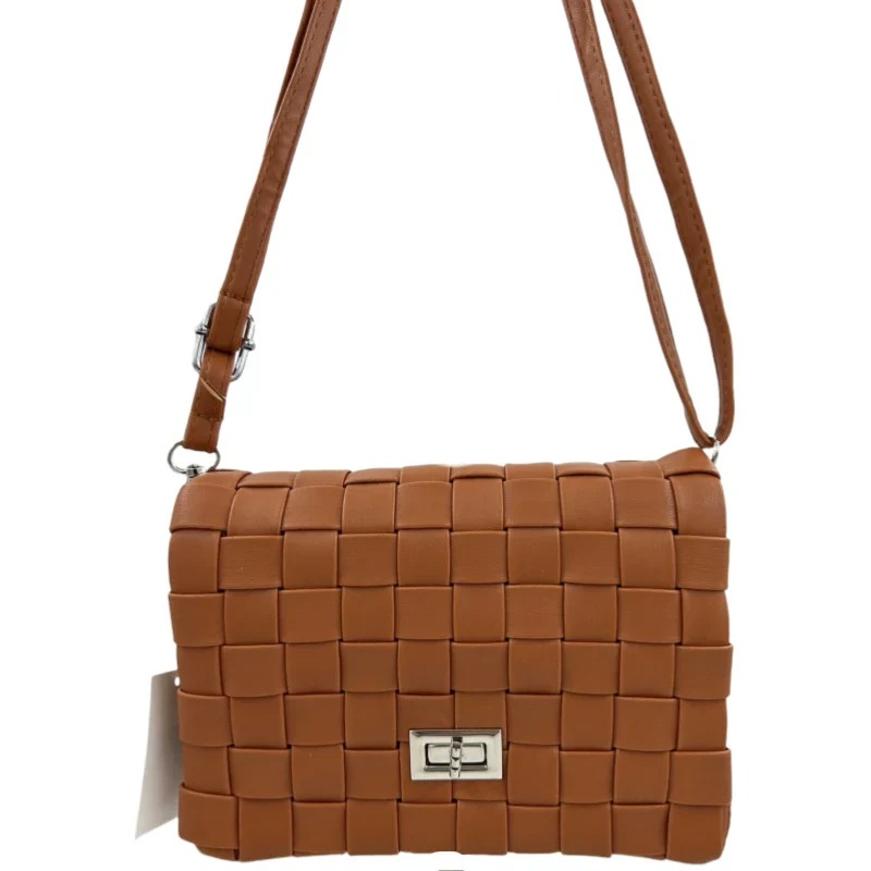 Hier geht's zum Shop von: Fox by Ren GmbH - DOB; ACCessoires - Neuss | Umhängetasche - geflochtene | Artikel-Nr. 23200 | Trendige & hochwertige Tasche - Größe: ca. 21 x 15 x 6.5cm - Material: 100% Kunstleder - mit Drehverschluss - Innen: 2x große Steckfach - mit Schultergurt / verstellbar/ wechselbar | Kategorie: Taschen / Umhängetaschen | Adresse: Fox by Ren GmbH - Anton-Kux-Str. 2 - 41460 Neuss - Tel: 021313818241 - info@foxbyren.com | Angebot: Sofortprogramme, Orderware