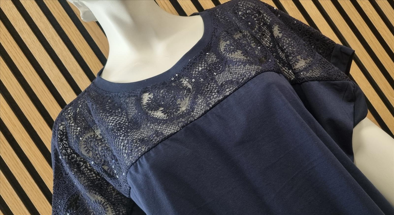 Hier geht's zum Shop von: Macco Moda GmbH Le Bonbon - DOB - Neuss | Kategorie: T-Shirts | Adresse: Macco Moda GmbH - Le Bonbon - Anton-Kux-Str. 2 B201 - 41460 Neuss - Tel: +49 17680315577 - maccomoda@outlook.com | Angebot: Damenbekleidung, Damen Accessoires, Herren Accessoires, Große Größen, Young Fashion, Sofortprogramme, Orderware