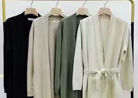 Hier geht's zum Shop von: LB new fashion GmbH & Co KG - DOB, Accessoires, Young Fashion, Big Sizes - Eschborn | Kategorie: Strickjacken | Adresse: LB new fashion GmbH & Co KG - Kölner Str. 1 - 65760 Eschborn - Tel: 06196/7730740 - lbfashion24@gmail.com | Angebot: Sofortprogramme, Orderware