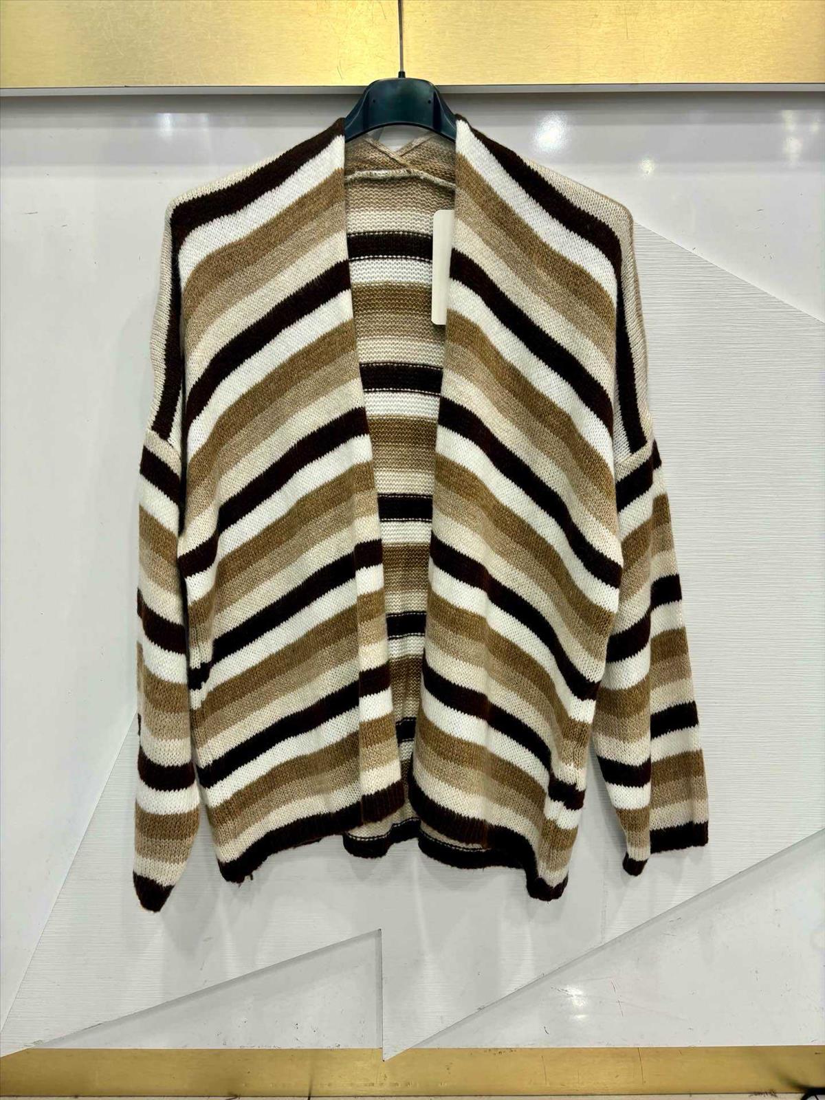 Hier geht's zum Shop von: Ala Mode Fashion-DOB;Accessoires;Leather Wear; Young Fashion - Neuss | Kategorie: Strickjacke | Adresse: Ala Mode Fashion - Breslauerstr. 8 Raum 113 - 41460 neuss - Tel: 021312091616 - ala-mode@web.de | Angebot: Sofortprogramme, Orderware