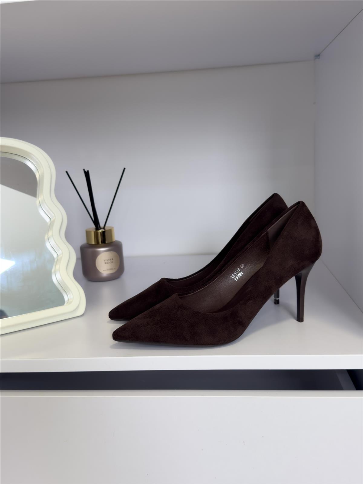 efashion s.r.o. - DOB;Accesoires;Schuhe;Young Fashion - Medvedov | Suede brown pumps BERNISS | Artikel-Nr. LE141P brown | Kategorie: Women´s Shoes / High Heels | Angebot: Sofortprogramme, Orderware | Adresse: efashion s.r.o. - Medvedov 248 - 93007 Medvedov - Tel: 00421915306623 - egrikolocsicsjudit@gmail.com