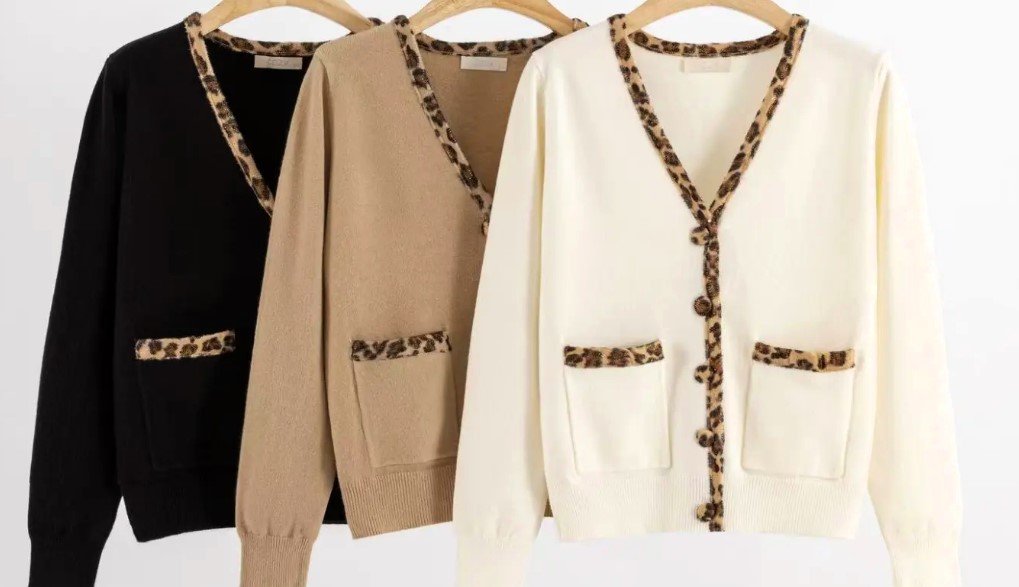 LB new fashion GmbH & Co KG - DOB, Accessoires, Young Fashion, Big Sizes - Eschborn | Strickjacke uni mit etwas Leo | Artikel-Nr. 773 | Strickjacke mit Einfassung in Leo sehr weich 50% receiceltes Polyester, 28% PBT, 16% Viscose,6% Wolle | Kategorie: Strickjacken | Angebot: Sofortprogramme, Orderware | Adresse: LB new fashion GmbH & Co KG - Kölner Str. 1 - 65760 Eschborn - Tel: 06196/7730740 - lbfashion24@gmail.com