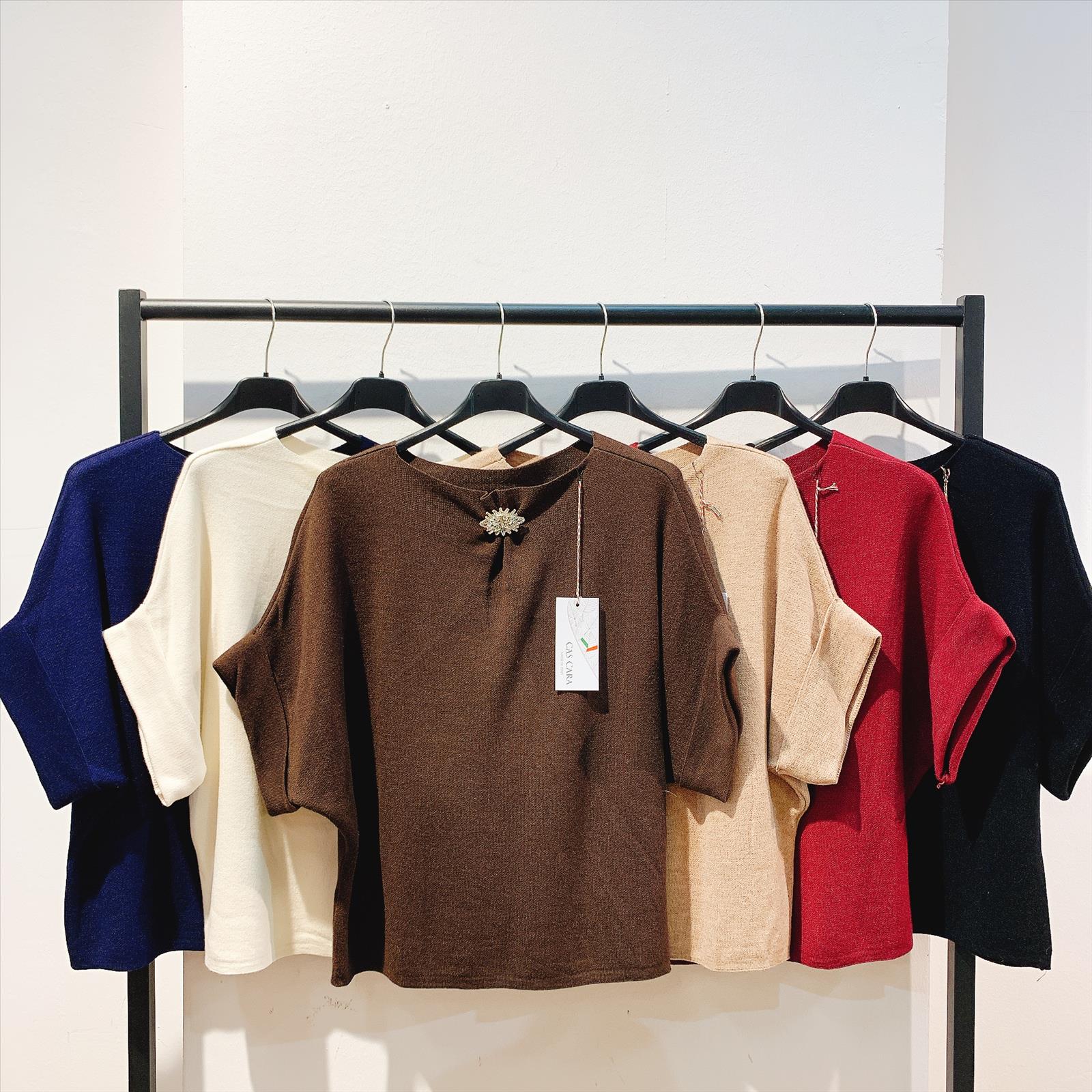 CAS CARA by Cherry´s GmbH - Damenbekleidung Pronto Moda | Artikel-Nr. LS-2711 | PULLOVER | 50% VISKOS28% POLYESTER22% POLYAMID | Kategorie: STRICKWAREN / PULLOVER | Angebot: Damenbekleidung, Young Fashion, Sofortprogramme, Orderware | Adresse: Cherry´s GmbH - Breslauer Str. 1 - 41460 Neuss - Tel: 021313843120 - cherrysgmbh@gmail.com