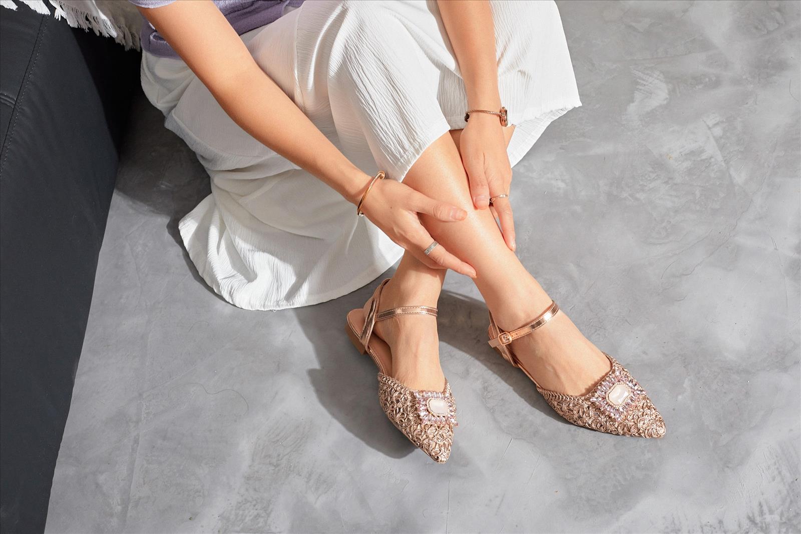 Hier geht's zum Shop von: E-Vitale Shoes - BIONDINI Großhandel Wholesale - hochwertige italienische Schuhe direkt ab Fabrik | Artikel-Nr. 333-303 nn | Sandaletten (LOT) 12 Stk | Kategorie: Damenschuhe / Sandaletten (LOT) | Adresse: E-VITALE SHOES - Raum 114 - Breslauer Str. 8 - 41460 Neuss - Tel: 02131/3868532 - service@evitale-shoes.eu | Angebot: Damenbekleidung, Damen Accessoires, Herren Accessoires, Schuhe, Young Fashion, Leather Wear, Sofortprogramme, Orderware