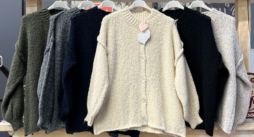 Hier geht's zum Shop von: Sarah Handels GmbH - DOB - Neuss | Strick | Artikel-Nr. 35573 | Bouclé-Jacke/kurz | 62% Acryle 8% Viskose 8% Wolle18% Polyester 4% Alpaka | Kategorie: Strick | Adresse: Sarah Handels GmbH - Breslauerstr.8 - 41460 Neuss - Tel: 017673548538 - sarahhandelsgmbh@gmail.com | Angebot: Sofortprogramme, Orderware