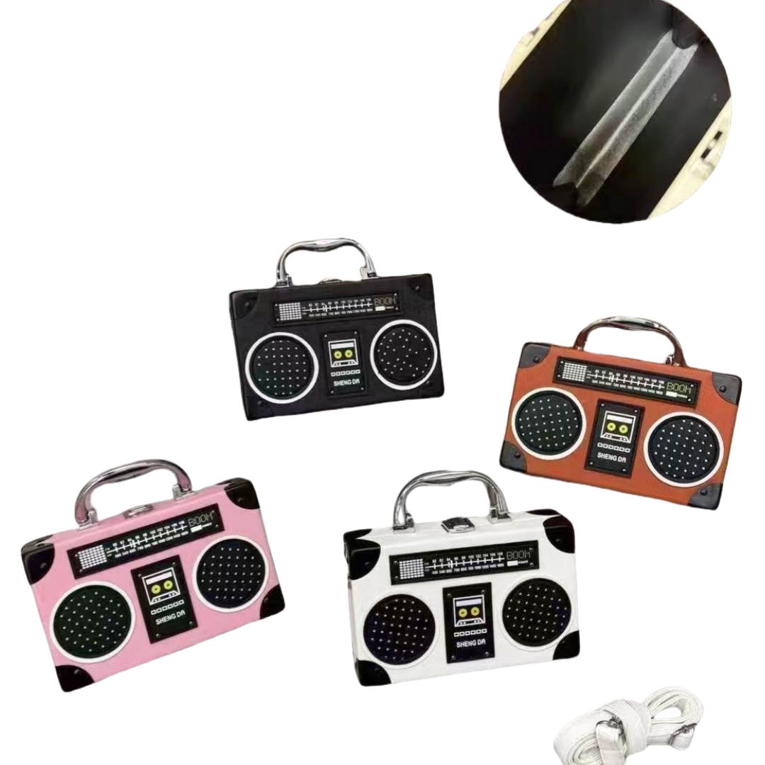 Hier geht's zum Shop von: Skyflame GmbH - Damen u. Herrenaccessoires, Taschen, Lederwaren | Artikel-Nr. Radiotasche | Tasche | -Radio Muster Tasche -ca. 19,5x12x5,5 cm -100% Polyester -mit Knopf -mit Schultergurt / verstellbar / wechselbar | Kategorie: Taschen | Adresse: Skyflame GmbH - Anton-Kux-Str.2 - 41460 Neuss - Tel: 021313168808 - info.skyflame@gmail.com | Angebot: Damen Accessoires, Herren Accessoires, Beach Wear, Große Größen, Kinder & Teens, Young Fashion, Landhausmode, Leather Wear, Sofortprogramme, Orderware
