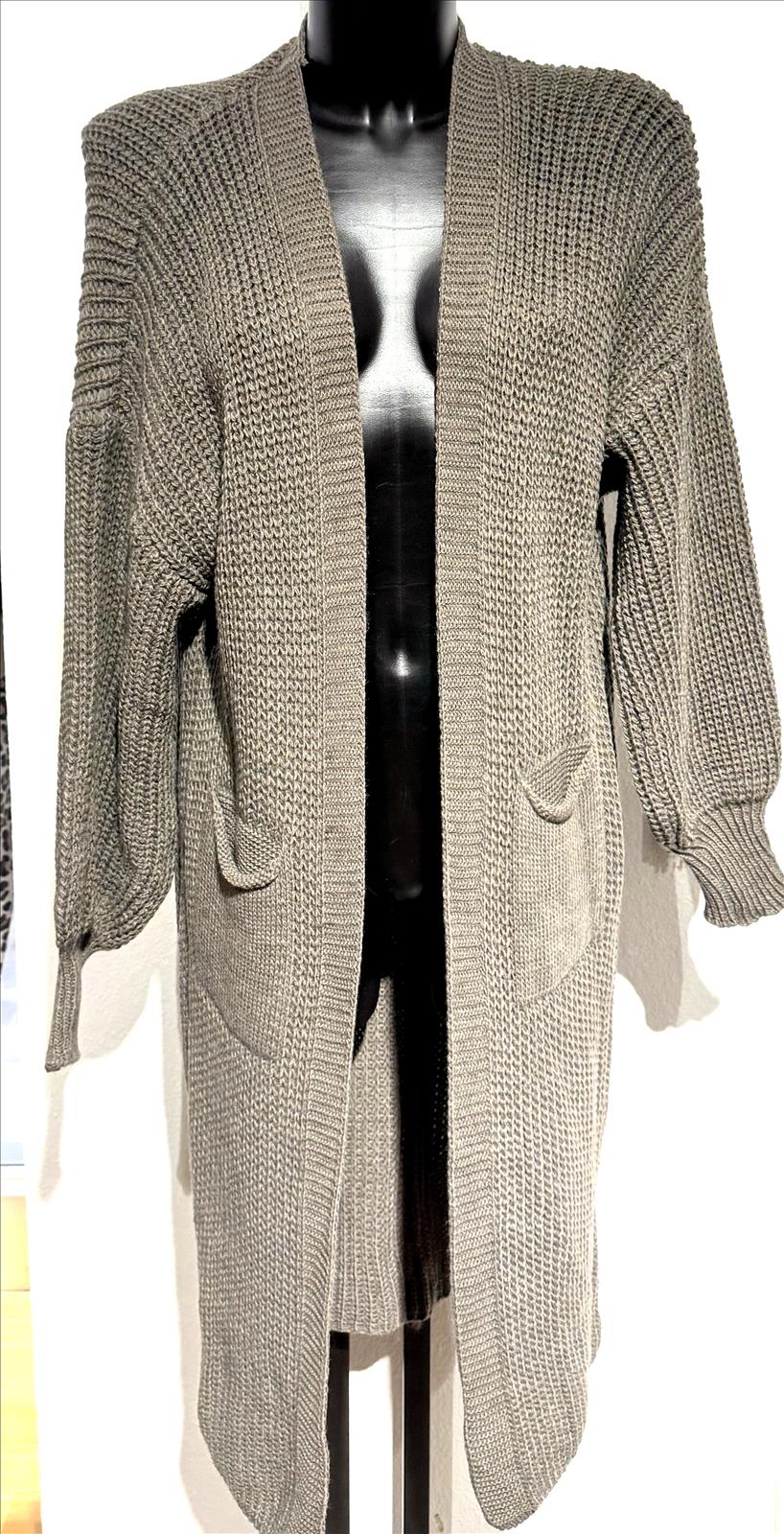 Hier geht's zum Shop von: LB new fashion GmbH & Co KG - DOB, Accessoires, Young Fashion, Big Sizes - Eschborn | Strickjacke lang | Artikel-Nr. LB2208 | lange Strickjacke im Rippstrick zwei Eingrifftaschen 100% Acryl | Kategorie: Strickjacken | Adresse: LB new fashion GmbH & Co KG - Kölner Str. 1 - 65760 Eschborn - Tel: 06196/7730740 - lbfashion24@gmail.com | Angebot: Sofortprogramme, Orderware