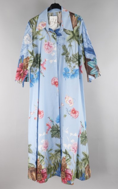Hier geht's zum Shop von: olluni fashion GmbH - DOB-HAHA-Accessoires-Schuhe-Young-Fashion-Leder-Große Größen - Hamburg | Artikel-Nr. H2842-C15 | Übergröße Cotton Kleider mit Print, durchgeknöpft | Kategorie: Kleider | Adresse: olluni fashion GmbH - Modering 5, Haus D, 5 Etage - 22457 Hamburg - Tel: 040 55598886 - info@olluni.de | Angebot: Damenbekleidung, Damen Accessoires, Große Größen, Young Fashion, Leather Wear, Sofortprogramme, Orderware