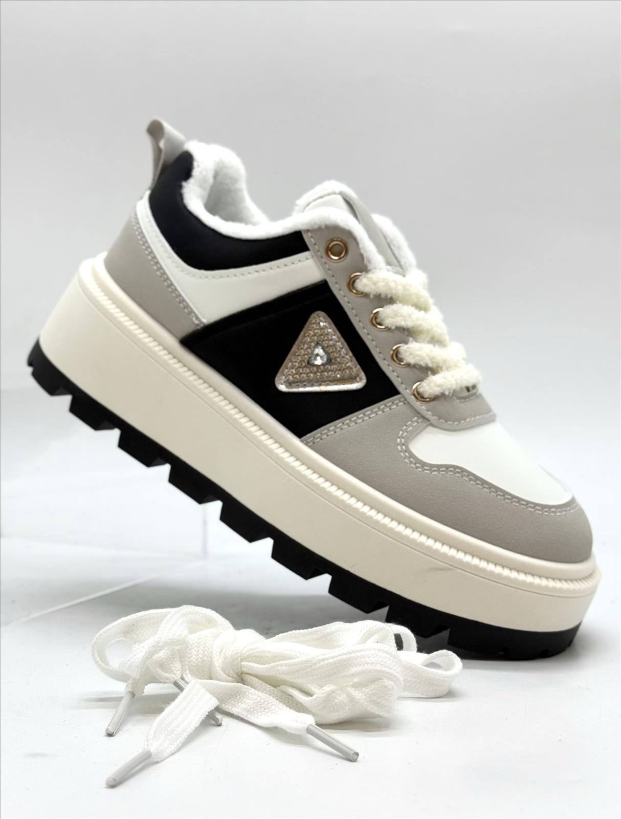 Ala Mode Fashion-DOB;Accessoires;Leather Wear; Young Fashion - Neuss | Kategorie: Schuhe / Sneakers (6 Paare) | Angebot: Sofortprogramme, Orderware | Adresse: Ala Mode Fashion - Breslauerstr. 8 Raum 113 - 41460 neuss - Tel: 021312091616 - ala-mode@web.de