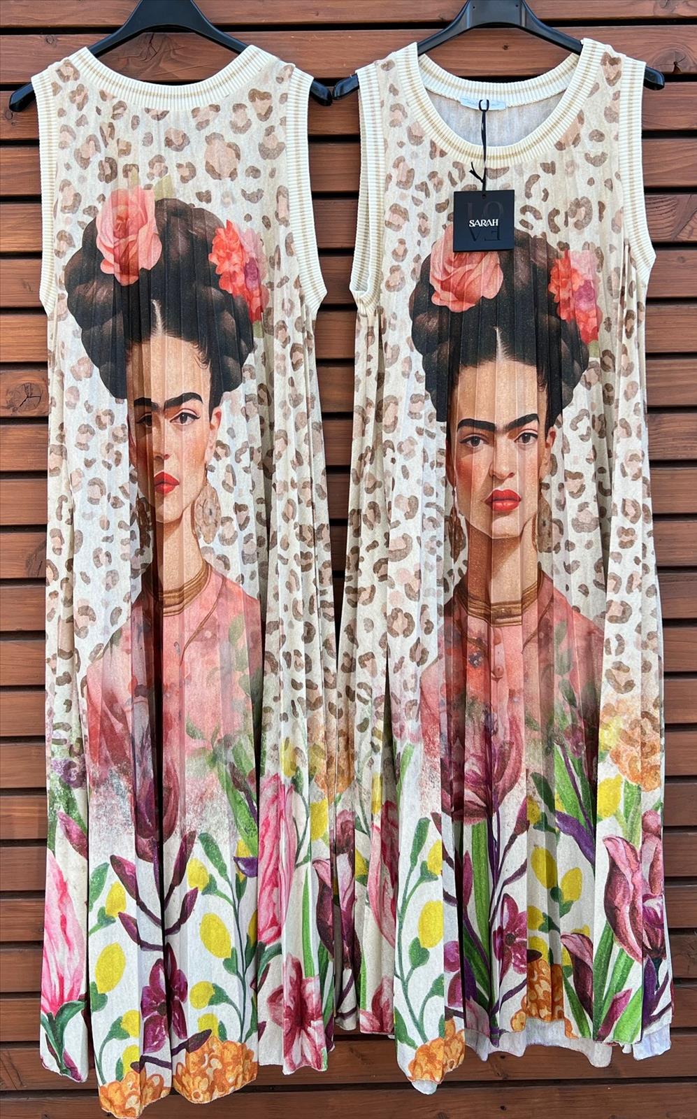 Hier geht's zum Shop von: Sarah GmbH - DOB aus Italien | Kleid | Artikel-Nr. 1601 | Adresse: Sarah GmbH - Otto-Hahn-Straße 1 - 63303 Dreieich - Tel: 061039603444 - sarah-aktuell@t-online.de | Angebot: Damenbekleidung, Damen Accessoires, Große Größen, Young Fashion, Sofortprogramme, Orderware