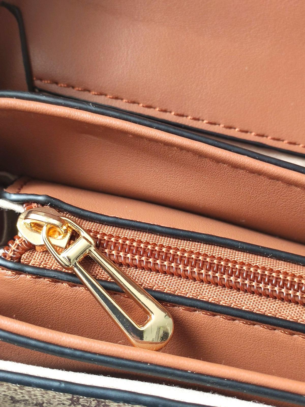 Hier geht's zum Shop von: Pulcini GmbH - 2BE - Fashion & Design | Kategorie: KLEINE TASCHEN & CITYBAGS | Adresse: Pulcini Trends GMBH - Gartenstrasse 24 - 41460 Neuss - Tel: 021312913138 - pulcini-trends@outlook.de | Angebot: Damenbekleidung, Herrenbekleidung, Damen Accessoires, Herren Accessoires, Schuhe, Dessous, Beach Wear, Große Größen, Baby-Bekleidung, Kinder & Teens, Young Fashion, Landhausmode, Leather Wear, Sofortprogramme, Orderware