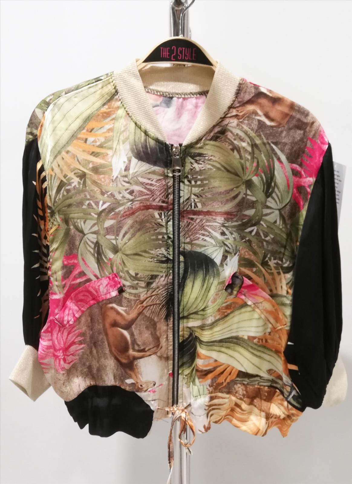 Hier geht's zum Shop von: THE2STYLE | Die 2 Fashion GmbH | Artikel-Nr. 3804LL | Blouson | 70% Viskose 30% Seide | Kategorie: Jacken/Blazer/Westen | Adresse: Die 2 Fashion GmbH - Mahdentalstr. 114 - 71065 Sindelfingen - Tel: 07031/877448 - sales@die2-sindelfingen.de | Angebot: Damenbekleidung, Damen Accessoires, Große Größen, Sofortprogramme