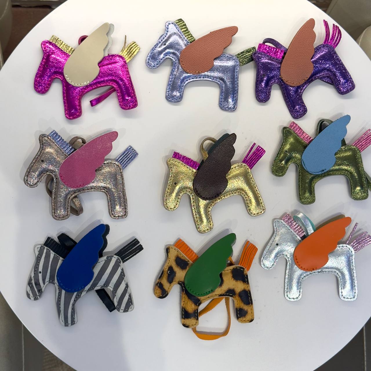 Pan Lederwaren GmbH - München | Anhänger Pegasus | Artikel-Nr. AP1 | Für Mehr Info, Farbe, Großmenge, Bitte Whatsapp schreiben: +49 (0)171 3482276 | Kategorie: Acceccoires | Angebot: Damenbekleidung, Young Fashion, Sofortprogramme, Orderware | Adresse: Pan Lederwaren GmbH - Taunusstr. 45, Haus 1, Raum 012 - 80807 Muenchen - Tel: 08935029208 - pan92@outlook.com