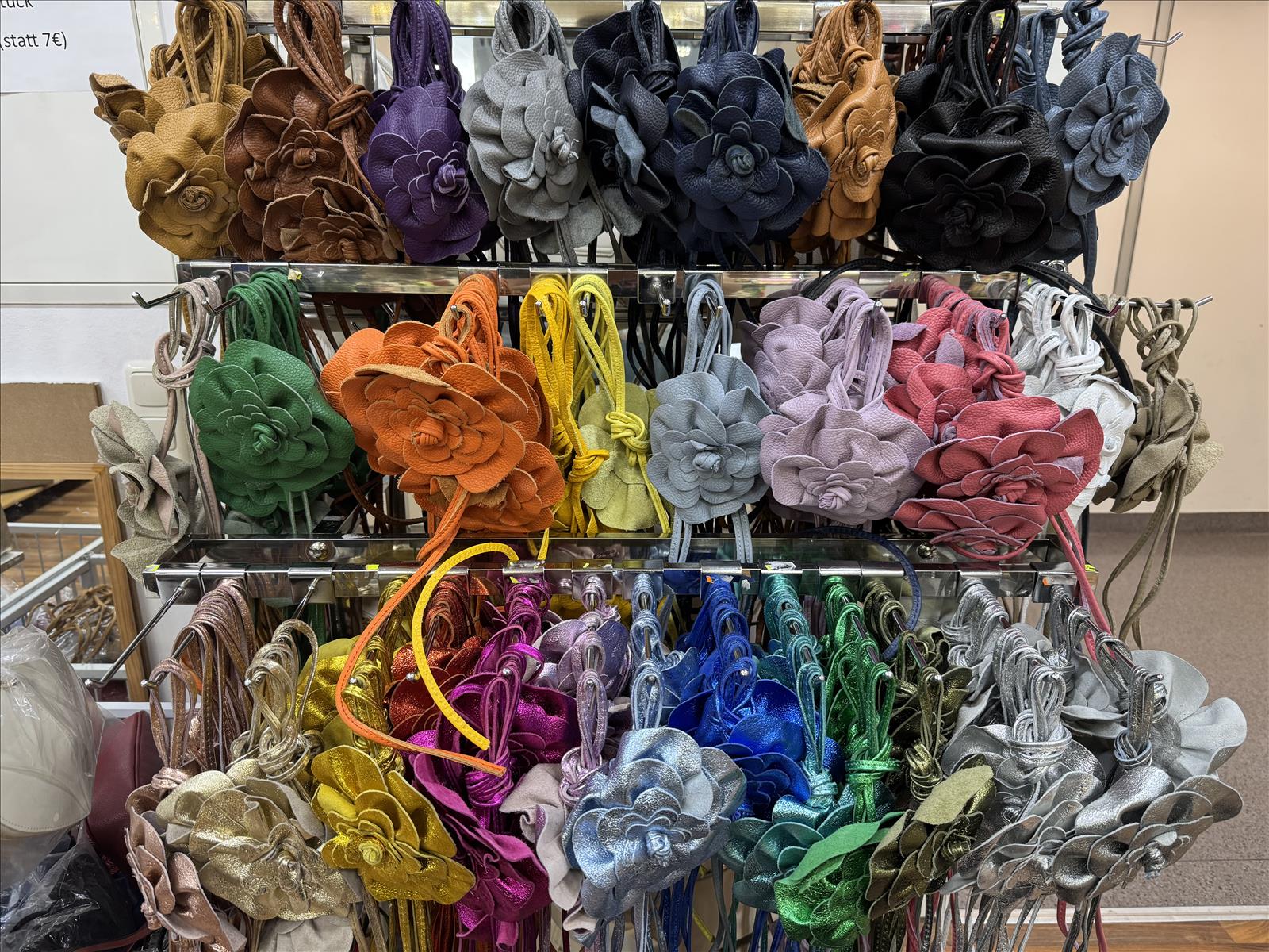 Pan Lederwaren GmbH - München | Kategorie: Acceccoires | Angebot: Damenbekleidung, Young Fashion, Sofortprogramme, Orderware | Adresse: Pan Lederwaren GmbH - Taunusstr. 45, Haus 1, Raum 012 - 80807 Muenchen - Tel: 08935029208 - pan92@outlook.com