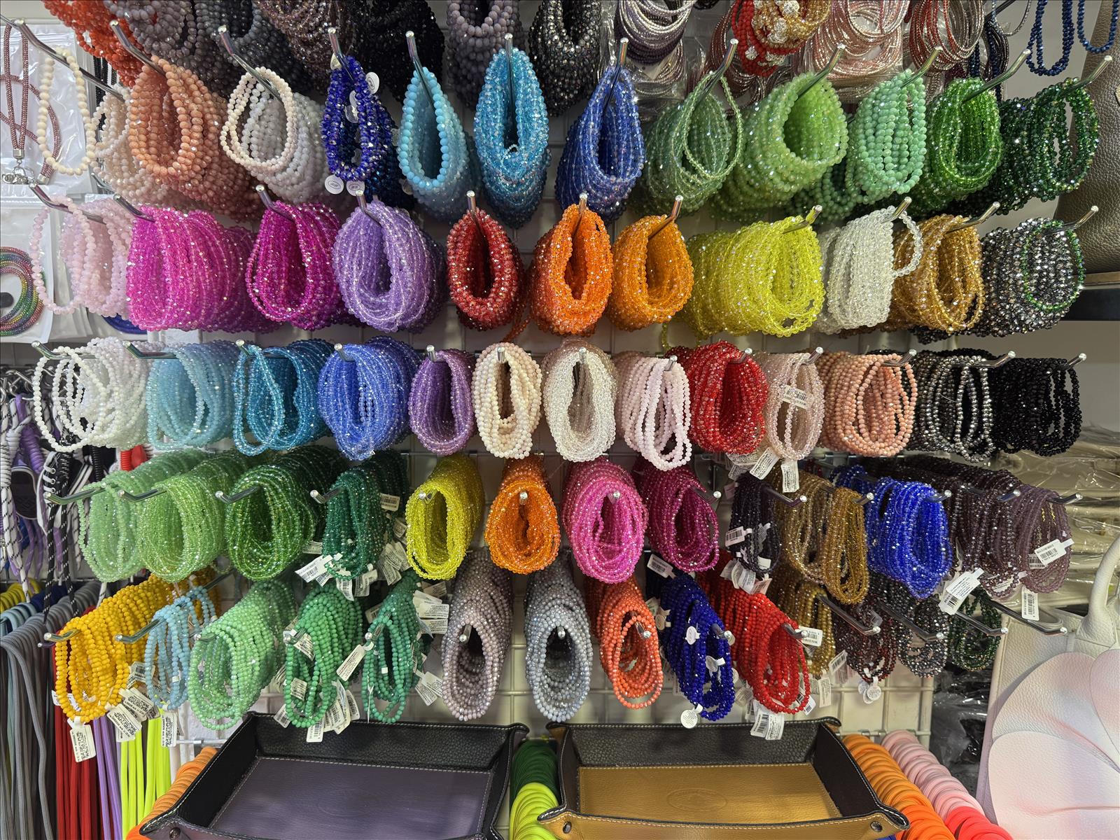 Pan Lederwaren GmbH - München | Kategorie: Acceccoires | Angebot: Damenbekleidung, Young Fashion, Sofortprogramme, Orderware | Adresse: Pan Lederwaren GmbH - Taunusstr. 45, Haus 1, Raum 012 - 80807 Muenchen - Tel: 08935029208 - pan92@outlook.com