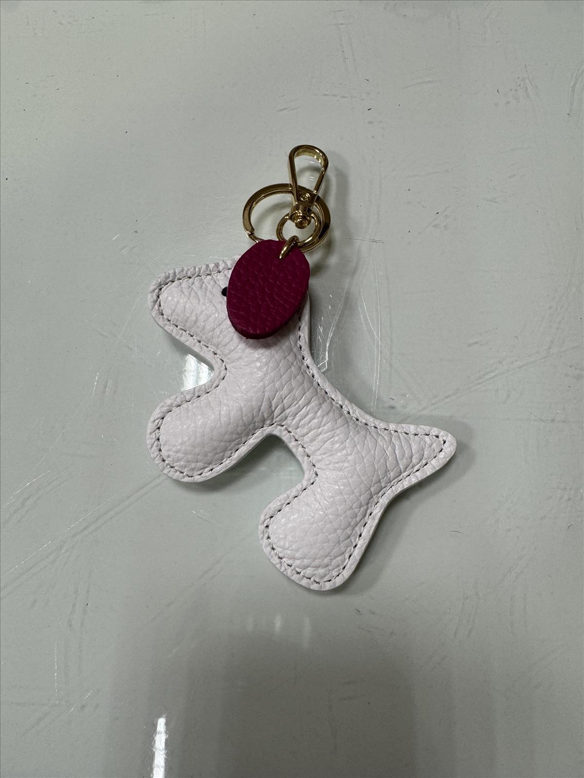 Pan Lederwaren GmbH - München | Anhänger Hund Leder | Artikel-Nr. AH2 | Für Mehr Info, Farbe, Großmenge, Bitte Whatsapp schreiben: +49 (0)171 3482276 | Kategorie: Acceccoires | Angebot: Damenbekleidung, Young Fashion, Sofortprogramme, Orderware | Adresse: Pan Lederwaren GmbH - Taunusstr. 45, Haus 1, Raum 012 - 80807 Muenchen - Tel: 08935029208 - pan92@outlook.com