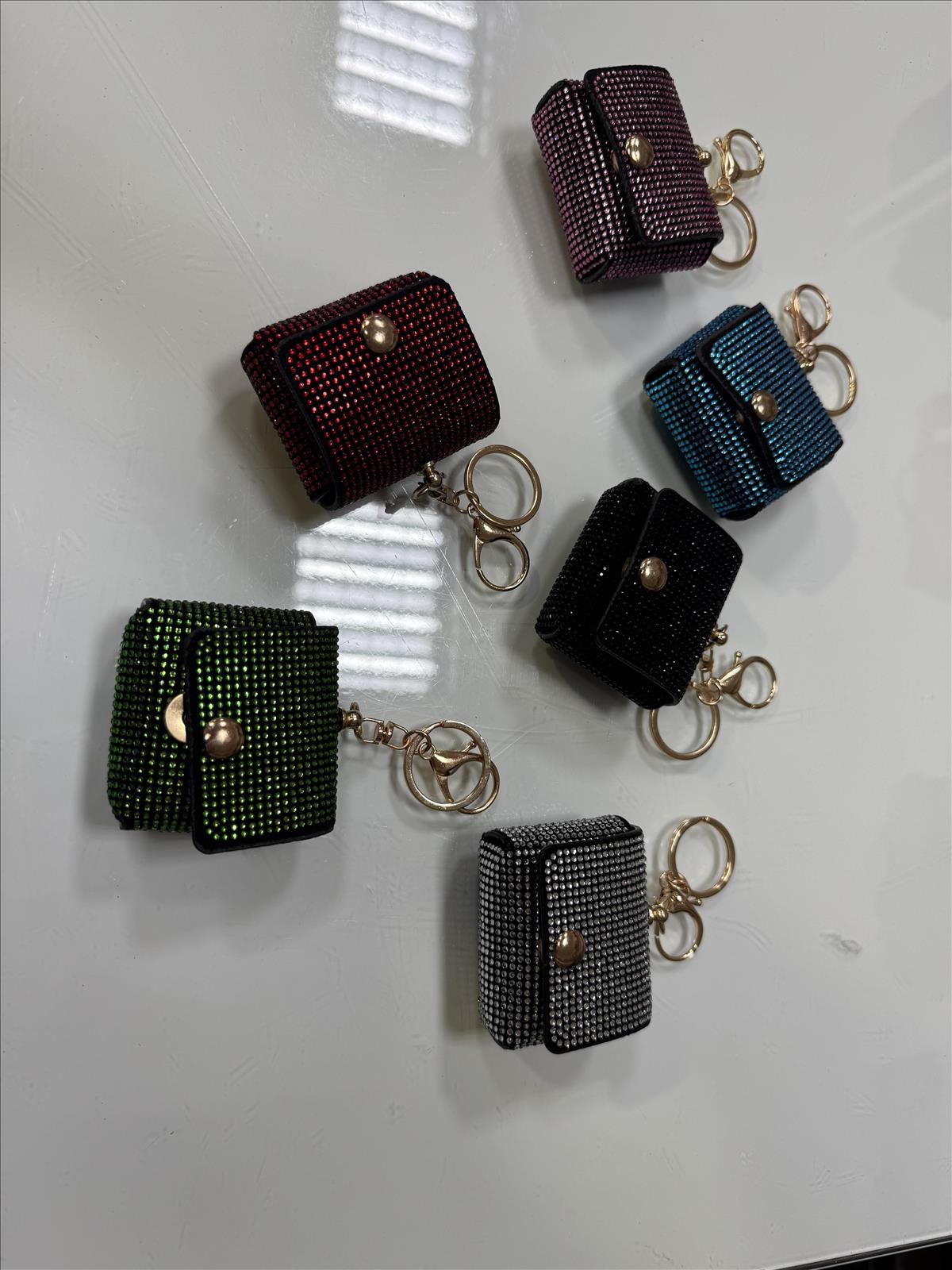Pan Lederwaren GmbH - München | Airpods Tasche | Artikel-Nr. APT | Für Mehr Info, Farbe, Großmenge, Bitte Whatsapp schreiben: +49 (0)171 3482276 | Kategorie: Acceccoires | Angebot: Damenbekleidung, Young Fashion, Sofortprogramme, Orderware | Adresse: Pan Lederwaren GmbH - Taunusstr. 45, Haus 1, Raum 012 - 80807 Muenchen - Tel: 08935029208 - pan92@outlook.com