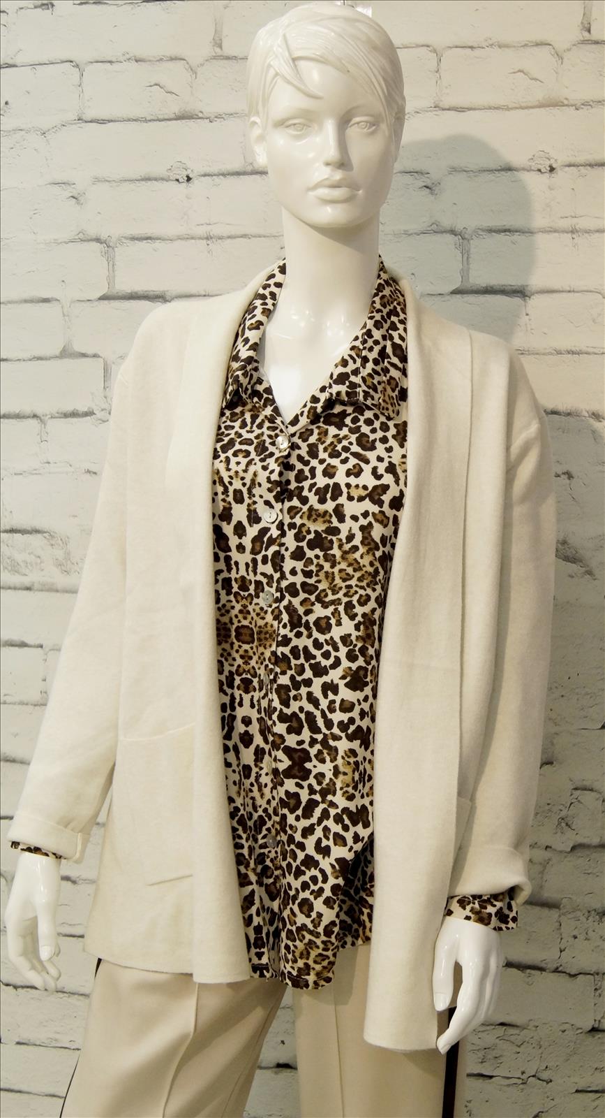 Hier geht's zum Shop von: Bhatti Mode GmbH - Young fashion, DOB - Blusen, Hosen Jacken, Jeans, Kleider, Pullover etc. | Artikel-Nr. 16680 | Strickjacke mittel | # Cardigan in mittlerer Länge ## überschnittene Schulter ## 2 Taschen ## weiches, wertiges Material ## 50%Viskose,28%Polyamid,22%Modal # | Kategorie: Blazer/Jacke/Mantel | Adresse: Bhatti Mode GmbH - Breslauer Str. 8 - 41460 Neuss - Tel: 02131-130004 - gurdip-bhatti@t-online.de | Angebot: Damenbekleidung, Young Fashion, Sofortprogramme