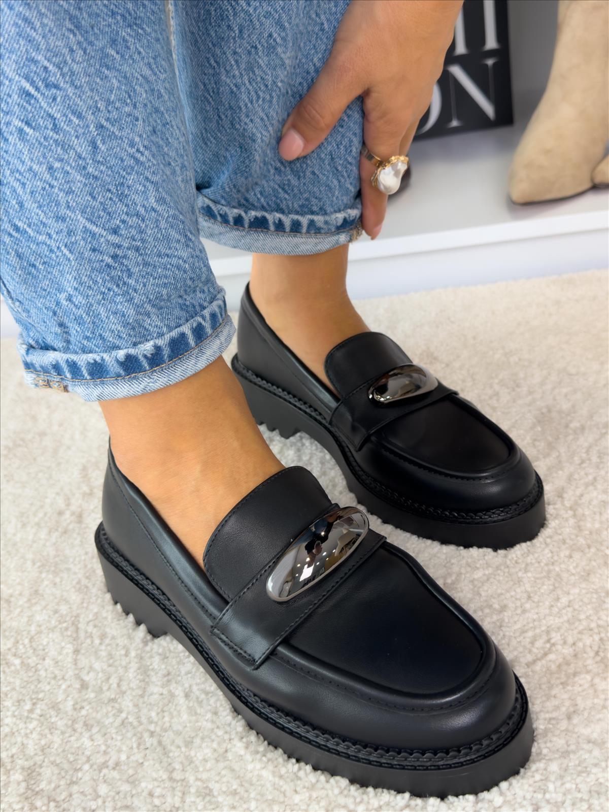 Hier geht's zum Shop von: efashion s.r.o. - DOB;Accesoires;Schuhe;Young Fashion - Medvedov | Black loafers SELIRA | Artikel-Nr. Q7097-38 black | Kategorie: Women´s Shoes / Moccasins | Adresse: efashion s.r.o. - Medvedov 248 - 93007 Medvedov - Tel: 00421915306623 - egrikolocsicsjudit@gmail.com | Angebot: Sofortprogramme, Orderware