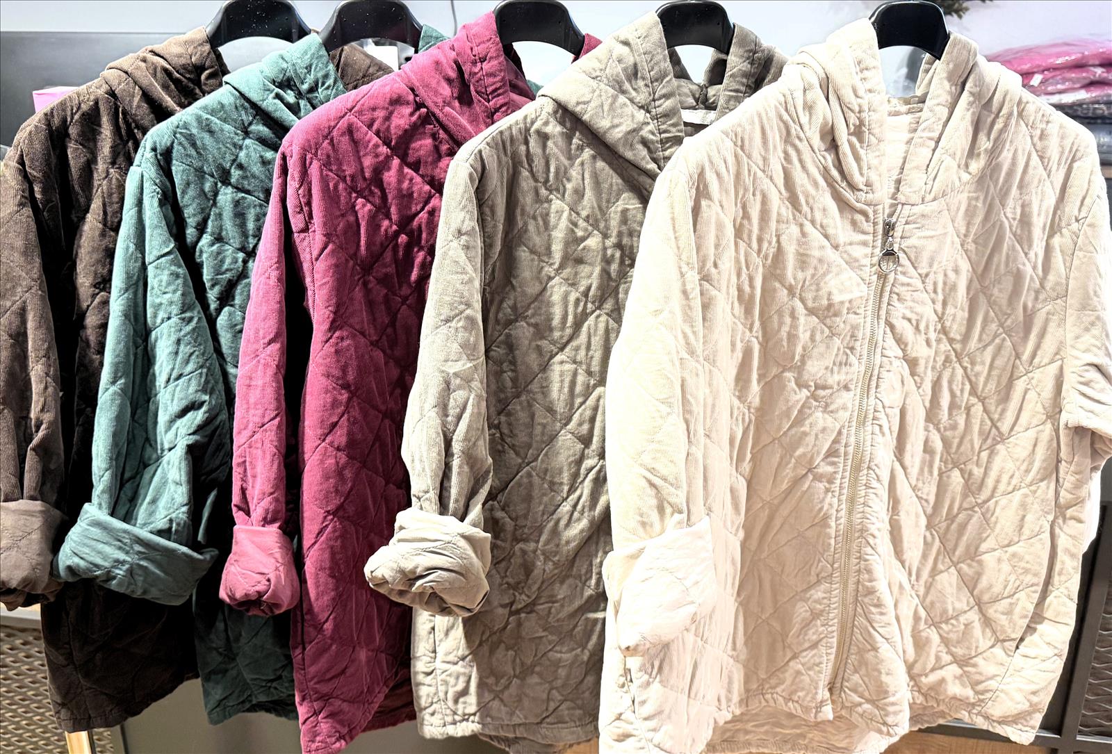Hier geht's zum Shop von: LB new fashion GmbH & Co KG - DOB, Accessoires, Young Fashion, Big Sizes - Eschborn | Kategorie: Jacken | Adresse: LB new fashion GmbH & Co KG - Kölner Str. 1 - 65760 Eschborn - Tel: 06196/7730740 - lbfashion24@gmail.com | Angebot: Sofortprogramme, Orderware