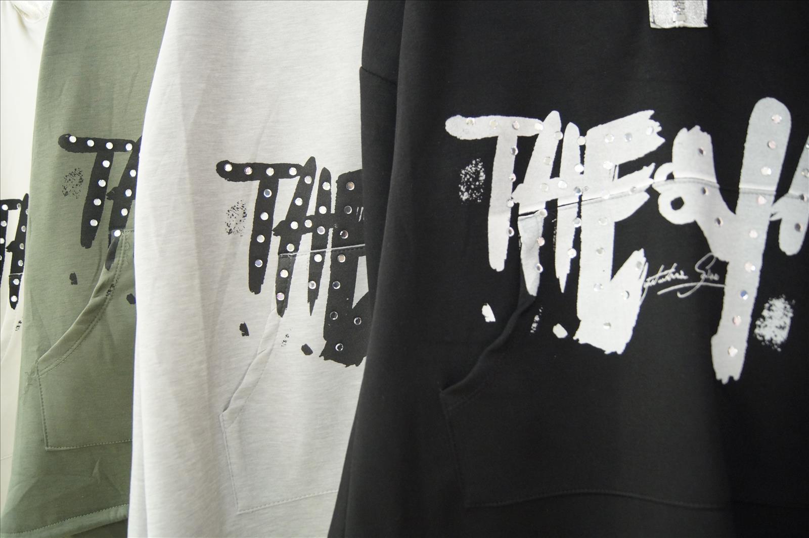 Hier geht's zum Shop von: Bhatti Mode GmbH - Young fashion, DOB - Blusen, Hosen Jacken, Jeans, Kleider, Pullover etc. | Kategorie: Shirt/Bluse/Pullover | Adresse: Bhatti Mode GmbH - Breslauer Str. 8 - 41460 Neuss - Tel: 02131-130004 - gurdip-bhatti@t-online.de | Angebot: Damenbekleidung, Young Fashion, Sofortprogramme