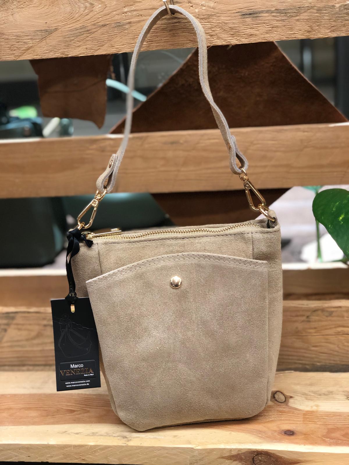 Heinen - Marco Venezia Taschen - Warenhandelsgesellschaft mbH | Modische Handtasche Made in Italy | Artikel-Nr. KALEA | VL-Handtasche | Modischer Handtasche von MarcoVENEZIAMade in Italy Taschenart:Handtasche / Umhängetasche Material: Obermaterial: 100% VL - Leder Innenfutter: Pflegeleichtes Synthetikfutter Accessoires:Goldfarbend Verschluss: Goldfarbender ReißverschlussAusstattung:Innen: Seitenfach mit PU-ReißverschlussLänge: 14cm / Höhe: 11,50Außen: Aufgesetzte Fächer mit goldfarbenden DruckknopfLänge: 15,00cm / Höhe: 17,50cmDiese Fächer sind ebenfalls mit einem Synthetikstoffausgefüttert. Taschen-Maße: Länge: 14cm (Taschenbod | Kategorie: Damentaschen / Handtasche | Angebot: Damen Accessoires, Herren Accessoires, Leather Wear, Sofortprogramme, Orderware | Adresse: Heinen Warenhandels GmbH - Anton-Kux-Str. 2 - 41460 Neuss - Tel: 02131-3134985 - info@marcovenezia.de