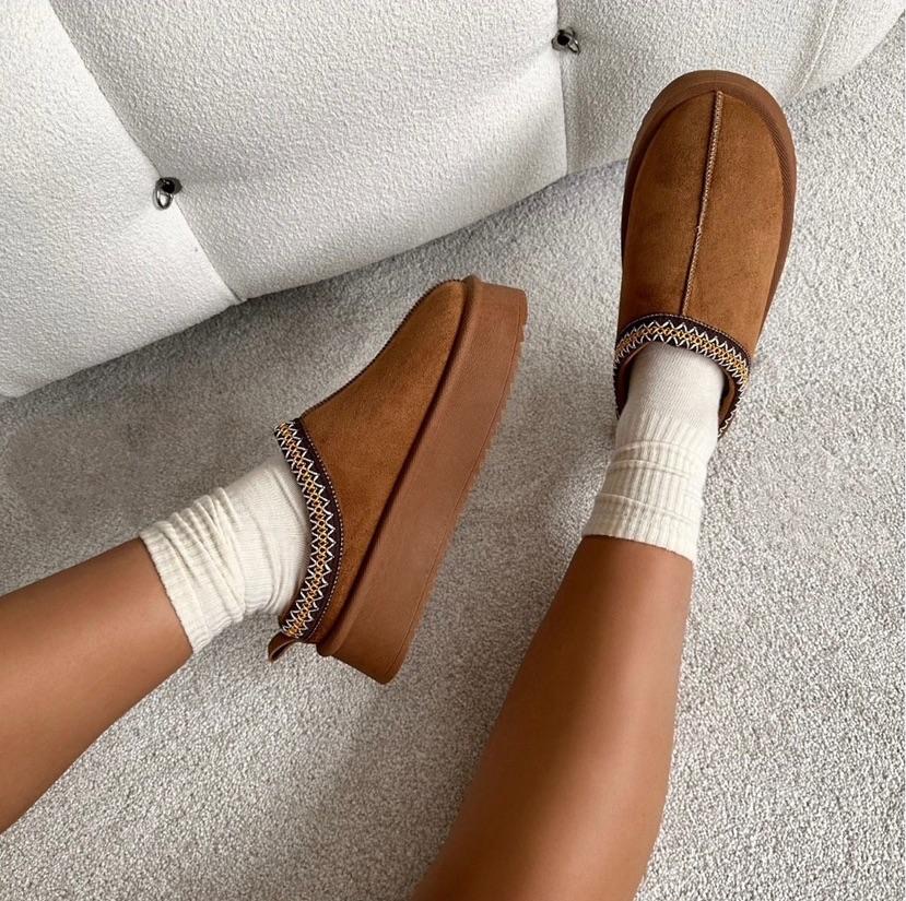 E-Vitale Shoes - BIONDINI Großhandel Wholesale - hochwertige italienische Schuhe direkt ab Fabrik | Kategorie: Damenschuhe / Stiefel (LOT) | Angebot: Damenbekleidung, Damen Accessoires, Herren Accessoires, Schuhe, Young Fashion, Leather Wear, Sofortprogramme, Orderware | Adresse: E-VITALE SHOES - Raum 114 - Breslauer Str. 8 - 41460 Neuss - Tel: 02131/3868532 - service@evitale-shoes.eu