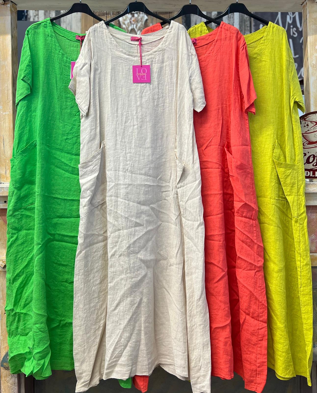 Hier geht's zum Shop von: Element of Joy - Damenbekleidung und Accessoires - Wiesbaden | Kleid | Artikel-Nr. 1105 | Kategorie: Kleider | Adresse: Element of Joy - Marktstraße 27 - 65183 Wiesbaden - Tel: 01628583468 - elementofjoy1@gmail.com | Angebot: Damenbekleidung, Damen Accessoires, Schuhe