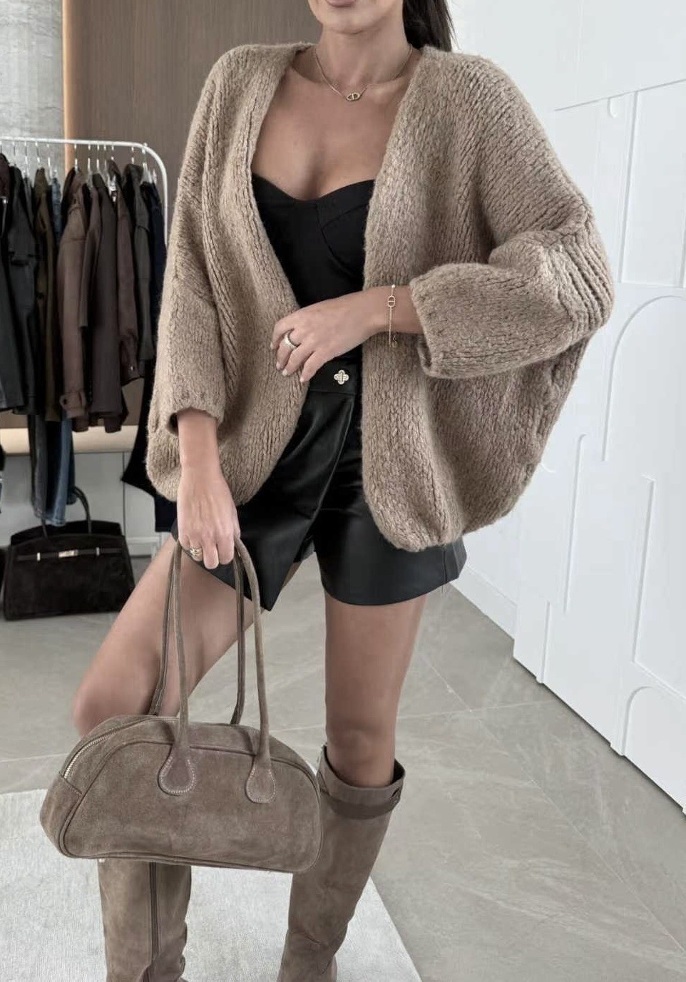 Ala Mode Fashion-DOB;Accessoires;Leather Wear; Young Fashion - Neuss | Kategorie: Strickjacke | Angebot: Sofortprogramme, Orderware | Adresse: Ala Mode Fashion - Breslauerstr. 8 Raum 113 - 41460 neuss - Tel: 021312091616 - ala-mode@web.de