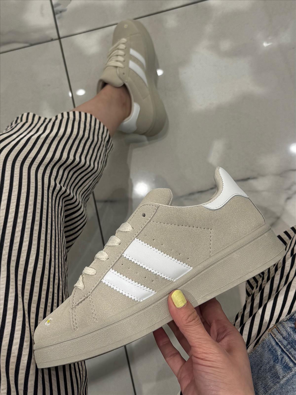 Hier geht's zum Shop von: Ala Mode Fashion-DOB;Accessoires;Leather Wear; Young Fashion - Neuss | Kategorie: Schuhe / Sneakers (Lot) | Adresse: Ala Mode Fashion - Breslauerstr. 8 Raum 113 - 41460 neuss - Tel: 021312091616 - ala-mode@web.de | Angebot: Sofortprogramme, Orderware