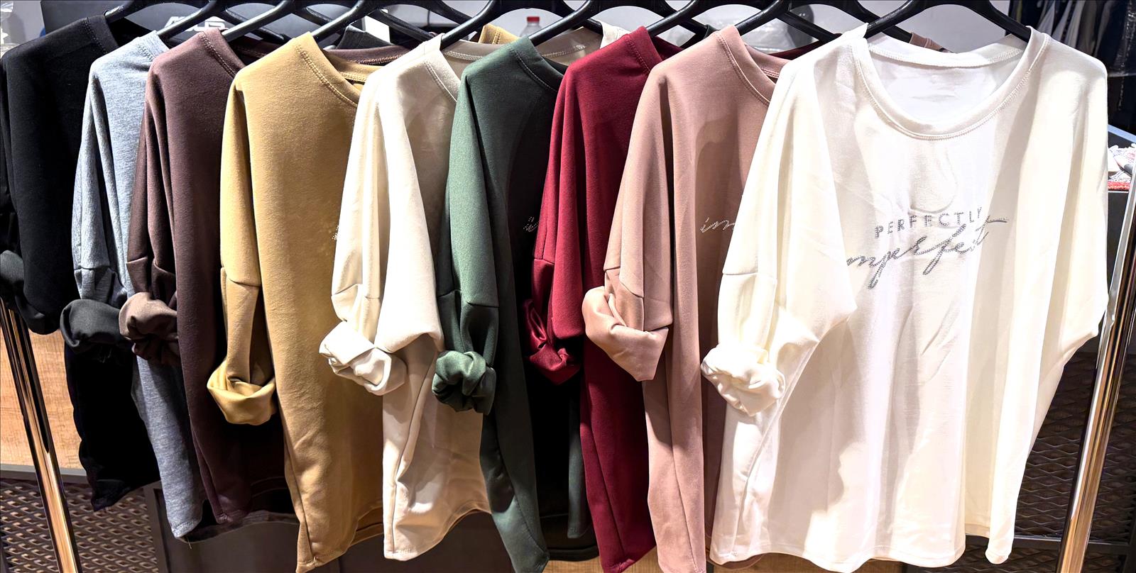 Hier geht's zum Shop von: LB new fashion GmbH & Co KG - DOB, Accessoires, Young Fashion, Big Sizes - Eschborn | Kategorie: Sweatshirt | Adresse: LB new fashion GmbH & Co KG - Kölner Str. 1 - 65760 Eschborn - Tel: 06196/7730740 - lbfashion24@gmail.com | Angebot: Sofortprogramme, Orderware