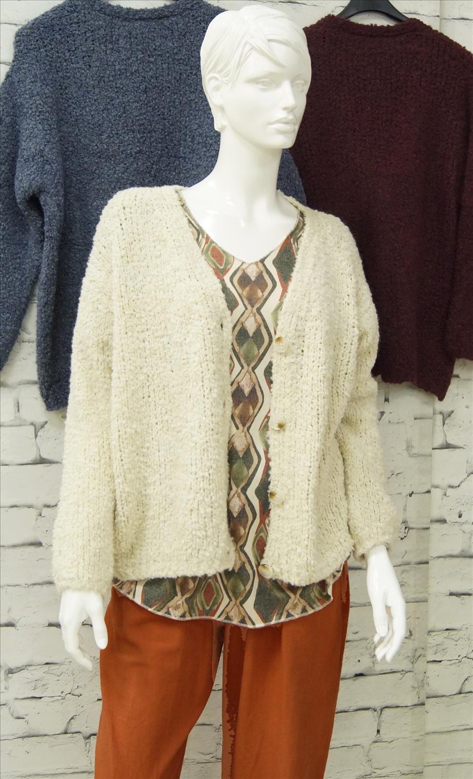 Hier geht's zum Shop von: Bhatti Mode GmbH - Young fashion, DOB - Blusen, Hosen Jacken, Jeans, Kleider, Pullover etc. | Artikel-Nr. 16679 | Bouclejacke kurz | # kurze Strickjacke aus weichem Boucle ## lässiger Schnitt ## 62%Acryl,16%Polyester,8%Viskose,8%Lana,4%Alpaca # | Kategorie: Blazer/Jacke/Mantel | Adresse: Bhatti Mode GmbH - Breslauer Str. 8 - 41460 Neuss - Tel: 02131-130004 - gurdip-bhatti@t-online.de | Angebot: Damenbekleidung, Young Fashion, Sofortprogramme