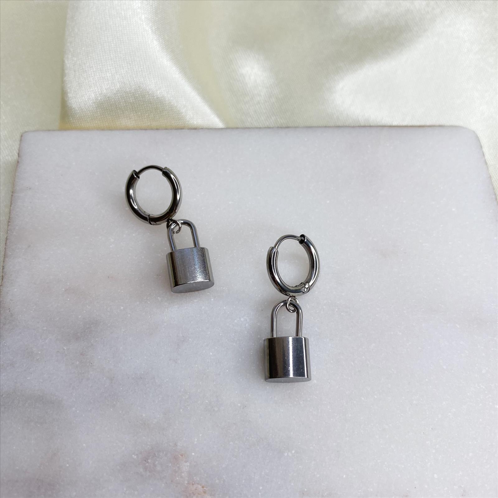 Dega Handels GmbH - DOB, HAKA Accessoires, Dessous, Young Fashion - Neuss | Kategorie: Edelstahlschmuck(Damen) / Ohrringe | Angebot: Damenbekleidung, Herrenbekleidung, Damen Accessoires, Herren Accessoires, Dessous, Große Größen, Young Fashion, Orderware | Adresse: Dega Handels GmbH - Anton-Kux-Str.2 - 41460 Neuss - Tel: 02131-3863604 - dega_gmbh@hotmail.com