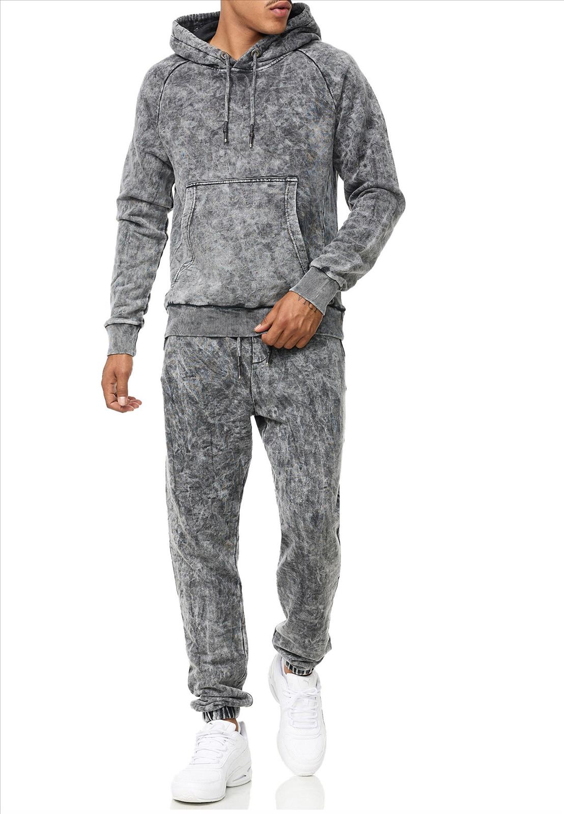 Hier geht's zum Shop von: Rusty Neal - Rocas GmbH (Jeans, Young Fashion) - Jeans, Pullover, T-Shirts, Sweatshirts, Longshirts | 2er Set Washed Jogging Anzug | Artikel-Nr. 19160_14032 | Jogging-Anzug | MARKE Rusty Neal PASSFORM Regular Fit MATERIAL 100% Baumwolle GEWICHT 1400 gr HERSTELLUNGSLAND Türkei KRAGENFORM Kapuze BESONDERE MERKMALE Verwaschen | Kategorie: Sweatshirt / JOGGING-ANZUG | Adresse: Rocas GmbH - Weselerstr. 115 - 47608 Geldern - Tel: 0157 / 50996802 - info@rustyneal.de | Angebot: Herrenbekleidung, Herren Accessoires, Young Fashion, Sofortprogramme, Orderware