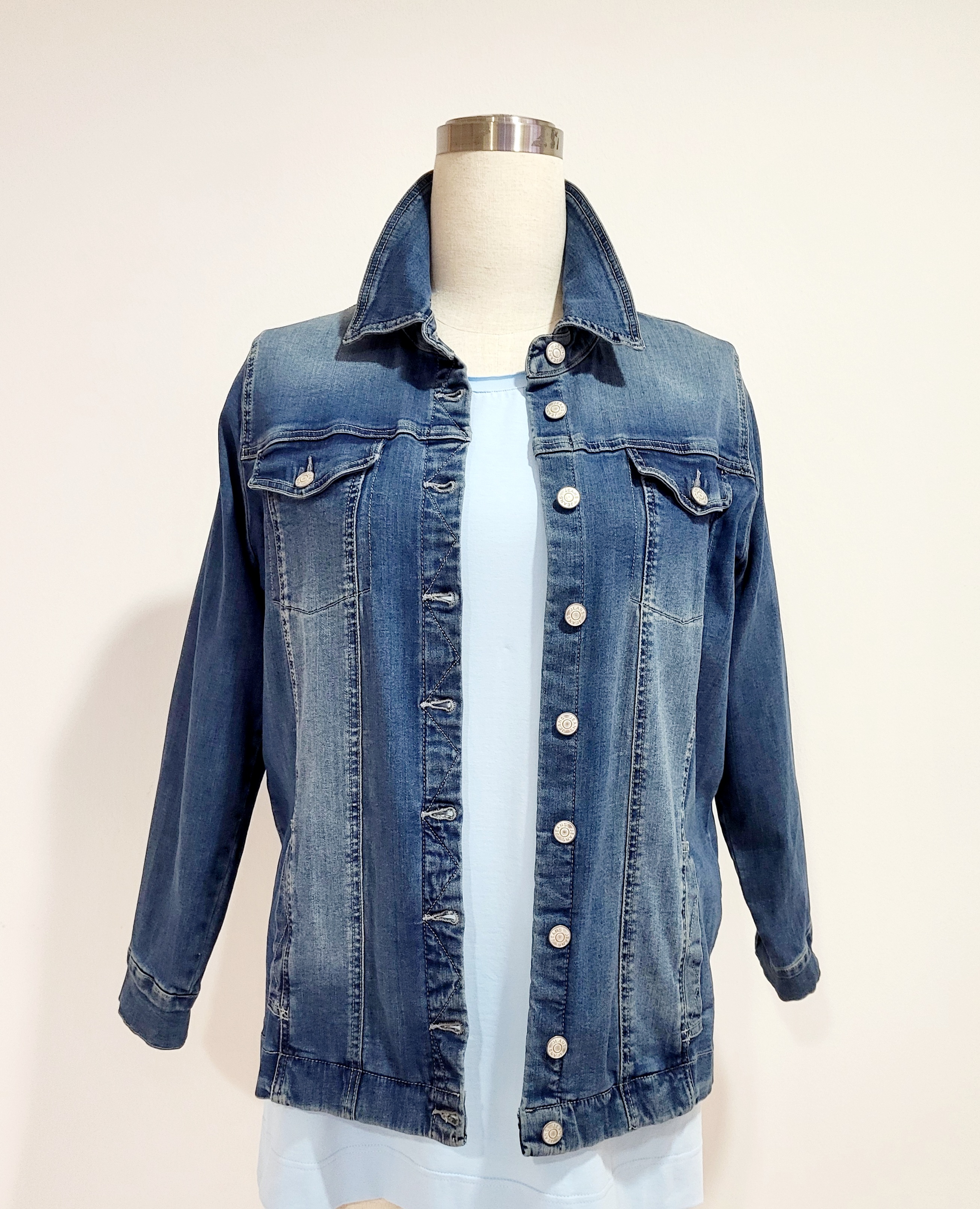 Version Texil GmbH Import Export - Beautiful Big´s - Jeans, Stretchhosen | Kategorie: Jacken / Jeans | Angebot: Damenbekleidung, Große Größen, Sofortprogramme, Orderware | Adresse: Version Textil Imp Exp GmbH - Breslauer Str. 8 - 41460 Neuss - Tel: 02131 103335 - versionxxl@gmail.com