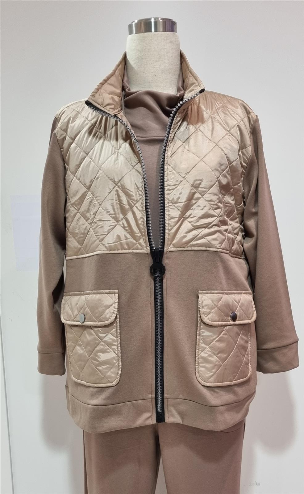 Version Texil GmbH Import Export - Beautiful Big´s - Jeans, Stretchhosen | Artikel-Nr. V-446000 | Sweat Jacke / Stepp | Stoff 1: 50% Viskose 44% Polyester 6% EA Stoff 2: 100% Polyester | Kategorie: Jacken / Sweat / kurz | Angebot: Damenbekleidung, Große Größen, Sofortprogramme, Orderware | Adresse: Version Textil Imp Exp GmbH - Breslauer Str. 8 - 41460 Neuss - Tel: 02131 103335 - versionxxl@gmail.com