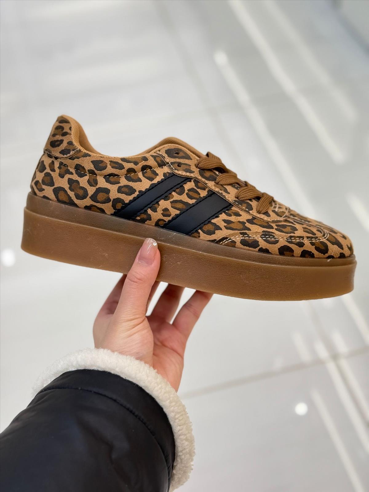 DW-Empire - Damenmode, Kindermode, Accessoires, Taschen, Tücher | leo sneaker modisch | Artikel-Nr. leo sneaker | comfort | Kategorie: Accessoires / schuhe | Angebot: Damenbekleidung, Damen Accessoires, Schuhe, Dessous, Große Größen, Young Fashion, Landhausmode, Leather Wear, Sofortprogramme, Orderware | Adresse: DW-Empire - Johanniskirchstr. 94 - 45329 Essen - Tel: 021311783220 - info@dw-empire.de