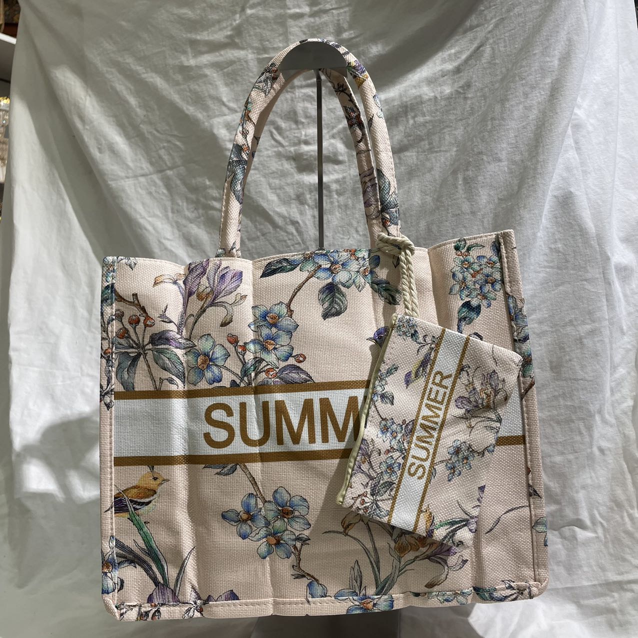 DW-Empire - Damenmode, Kindermode, Accessoires, Taschen, Tücher | summer bag blau flowers | Artikel-Nr. 13093 | summer bag blau blumen | coole mix aus stadt und strand mit etui coole bag | Kategorie: Accessoires / Taschen | Angebot: Damenbekleidung, Damen Accessoires, Schuhe, Dessous, Große Größen, Young Fashion, Landhausmode, Leather Wear, Sofortprogramme, Orderware | Adresse: DW-Empire - Johanniskirchstr. 94 - 45329 Essen - Tel: 021311783220 - info@dw-empire.de