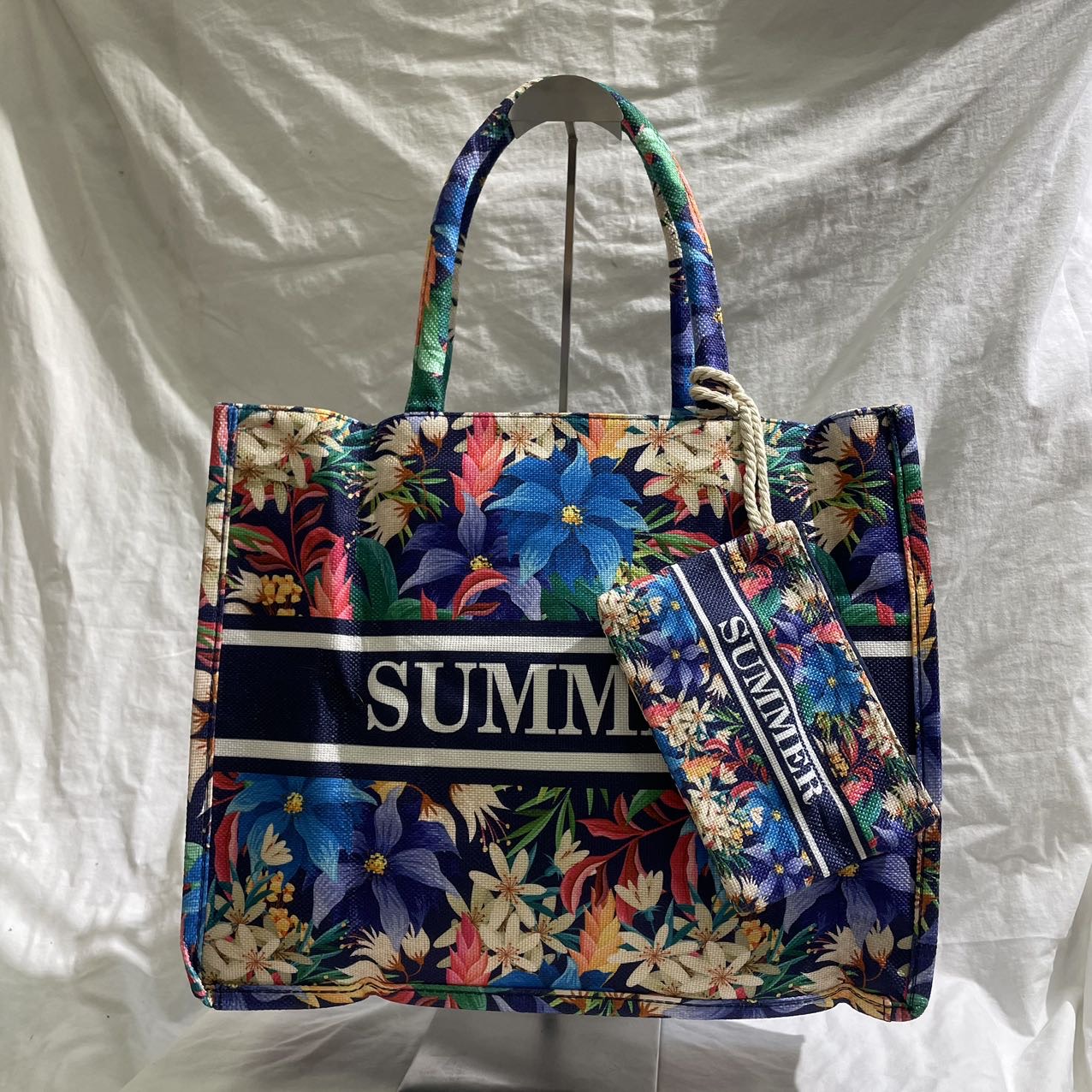 DW-Empire - Damenmode, Kindermode, Accessoires, Taschen, Tücher | summer bag night flower | Artikel-Nr. 13132 | coole mix aus stadt und strand mit etui coole bag | Kategorie: Accessoires / Taschen | Angebot: Damenbekleidung, Damen Accessoires, Schuhe, Dessous, Große Größen, Young Fashion, Landhausmode, Leather Wear, Sofortprogramme, Orderware | Adresse: DW-Empire - Johanniskirchstr. 94 - 45329 Essen - Tel: 021311783220 - info@dw-empire.de