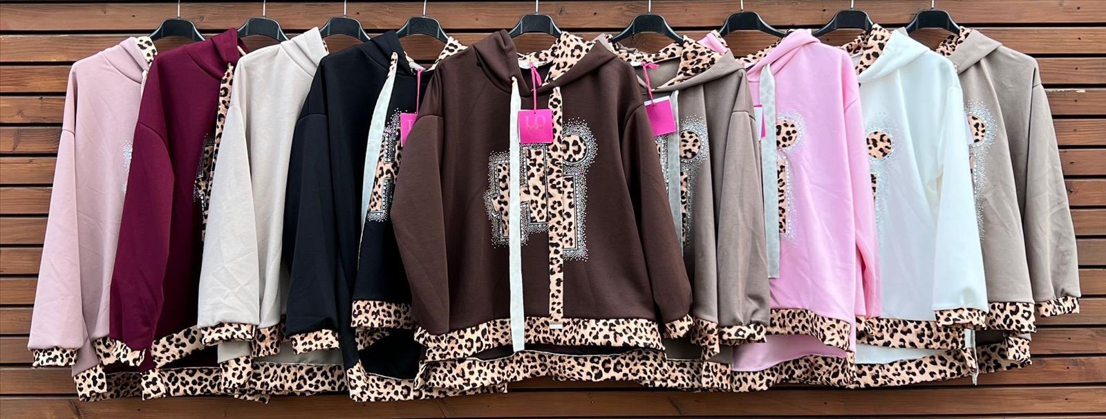 Sarah GmbH - DOB aus Italien | Hoodie | Artikel-Nr. 781 | Angebot: Damenbekleidung, Damen Accessoires, Große Größen, Young Fashion, Sofortprogramme, Orderware | Adresse: Sarah GmbH - Otto-Hahn-Straße 1 - 63303 Dreieich - Tel: 061039603444 - sarah-aktuell@t-online.de