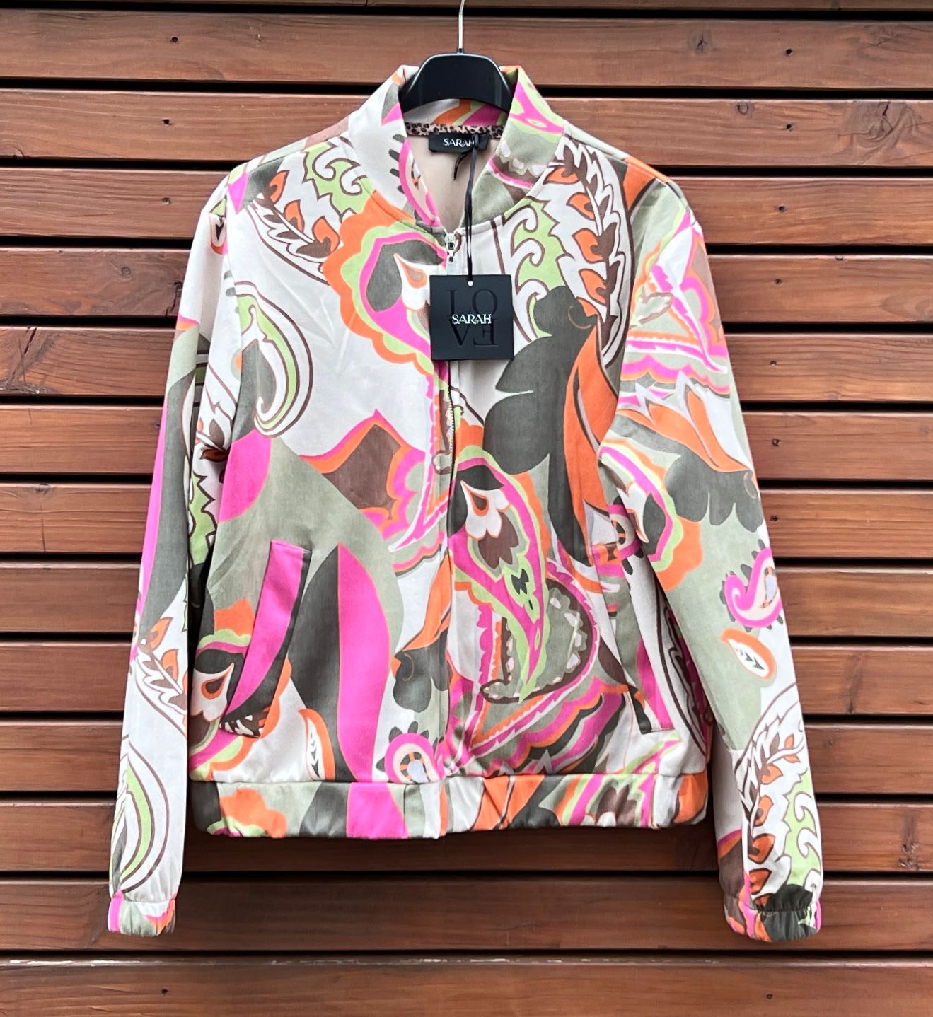 Sarah GmbH - DOB aus Italien | Jacke | Artikel-Nr. 786 | Angebot: Damenbekleidung, Damen Accessoires, Große Größen, Young Fashion, Sofortprogramme, Orderware | Adresse: Sarah GmbH - Otto-Hahn-Straße 1 - 63303 Dreieich - Tel: 061039603444 - sarah-aktuell@t-online.de