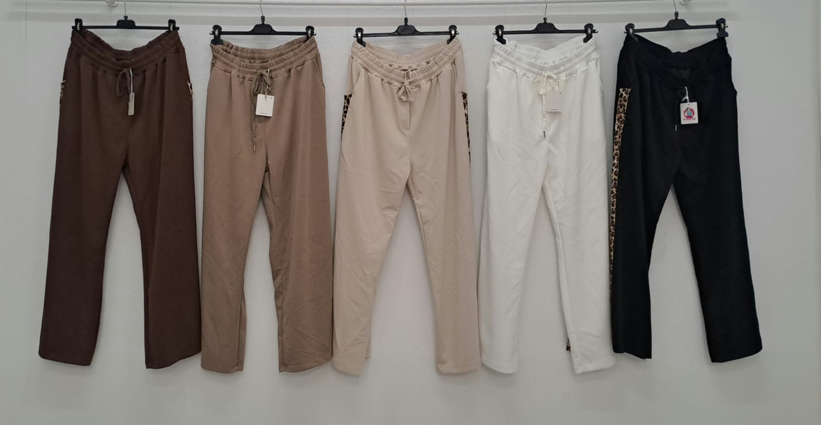 Hier geht's zum Shop von: Catchme UG - DOB - Dreieich | Kategorie: Bekleidung (Ab grose 44) / Hosen | Adresse: Catchme UG - Otto-Hahn Str. 24 - 63303 Dreieich - Tel: +49 (0)6103 – 39891 10 - grossartig9@gmail.com | Angebot: Sofortprogramme, Orderware