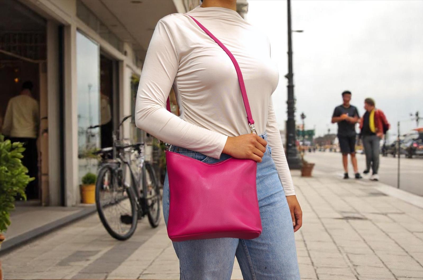 Hier geht's zum Shop von: Pulcini GmbH - 2BE - Fashion & Design | Kategorie: LEDER TASCHEN | Adresse: Pulcini Trends GMBH - Gartenstrasse 24 - 41460 Neuss - Tel: 021312913138 - pulcini-trends@outlook.de | Angebot: Damenbekleidung, Herrenbekleidung, Damen Accessoires, Herren Accessoires, Schuhe, Dessous, Beach Wear, Große Größen, Baby-Bekleidung, Kinder & Teens, Young Fashion, Landhausmode, Leather Wear, Sofortprogramme, Orderware