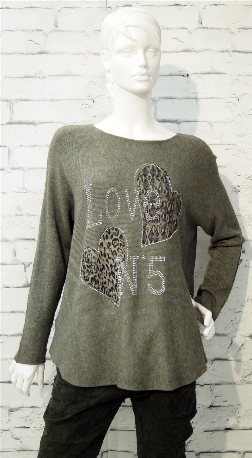 Bhatti Mode GmbH - Young fashion, DOB - Blusen, Hosen Jacken, Jeans, Kleider, Pullover etc. | Artikel-Nr. 16690 | Pulli Nr1 Love | # weicher Pulli mit Rundausschnitt ## unterer Saum abgerundet ## Print und Steinchen # # Super Haptik ## 70%Viskose,20%Wolle%10%Nylon # | Kategorie: Shirt/Bluse/Pullover | Angebot: Damenbekleidung, Young Fashion, Sofortprogramme | Adresse: Bhatti Mode GmbH - Breslauer Str. 8 - 41460 Neuss - Tel: 02131-130004 - gurdip-bhatti@t-online.de