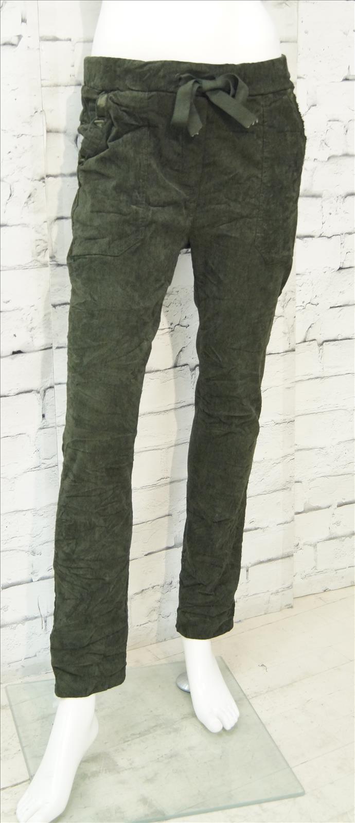 Bhatti Mode GmbH - Young fashion, DOB - Blusen, Hosen Jacken, Jeans, Kleider, Pullover etc. | Artikel-Nr. 16691 | Hose Feincord | # elastische Feincordhose ## weicher Babycord ## Gummizug und Kordel ## 4 Pockets ## 75%Viskose,20%Nylon,5%Elasthan # | Kategorie: Hose/Jeans/Legging | Angebot: Damenbekleidung, Young Fashion, Sofortprogramme | Adresse: Bhatti Mode GmbH - Breslauer Str. 8 - 41460 Neuss - Tel: 02131-130004 - gurdip-bhatti@t-online.de