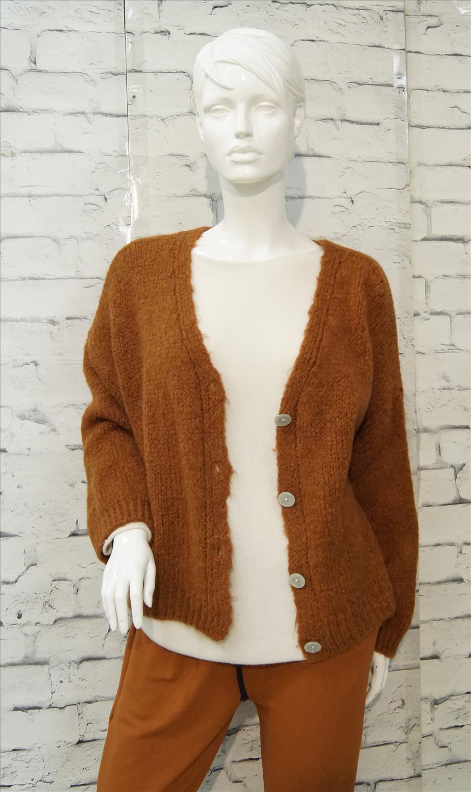 Bhatti Mode GmbH - Young fashion, DOB - Blusen, Hosen Jacken, Jeans, Kleider, Pullover etc. | Artikel-Nr. 16692 | Strickjacke Grob | # Strickjacke im lässigem Schnitt ## 4 Perlmuttknöpfe ## 43%Acryl,20%Wolle,17%Polyamid,10%Alpaca;10%Viskose # | Kategorie: Blazer/Jacke/Mantel | Angebot: Damenbekleidung, Young Fashion, Sofortprogramme | Adresse: Bhatti Mode GmbH - Breslauer Str. 8 - 41460 Neuss - Tel: 02131-130004 - gurdip-bhatti@t-online.de