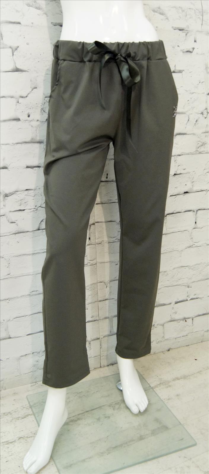 Bhatti Mode GmbH - Young fashion, DOB - Blusen, Hosen Jacken, Jeans, Kleider, Pullover etc. | Artikel-Nr. 16693 | Hose Applikation | # elegante Jogpant ## Strassapplikation ## Gummizug und Kordel ## 4 Pocket ## 52%Cotton,40%Polyamid,8%Elasthan # | Kategorie: Hose/Jeans/Legging | Angebot: Damenbekleidung, Young Fashion, Sofortprogramme | Adresse: Bhatti Mode GmbH - Breslauer Str. 8 - 41460 Neuss - Tel: 02131-130004 - gurdip-bhatti@t-online.de