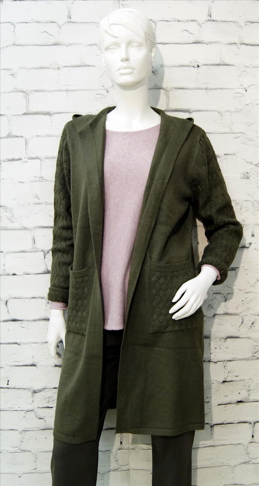 Bhatti Mode GmbH - Young fashion, DOB - Blusen, Hosen Jacken, Jeans, Kleider, Pullover etc. | Artikel-Nr. 16694 | Strickmantel Zopfmuster | # Strickkurzmantel mit Kapuze ## Ärmel und Taschen im Zopfmuster ## 2 Broschen als Verschluss ## sehr wertige schöne Ware # # 50%Viskose28%Polyamid,22%Modal | Kategorie: Blazer/Jacke/Mantel | Angebot: Damenbekleidung, Young Fashion, Sofortprogramme | Adresse: Bhatti Mode GmbH - Breslauer Str. 8 - 41460 Neuss - Tel: 02131-130004 - gurdip-bhatti@t-online.de