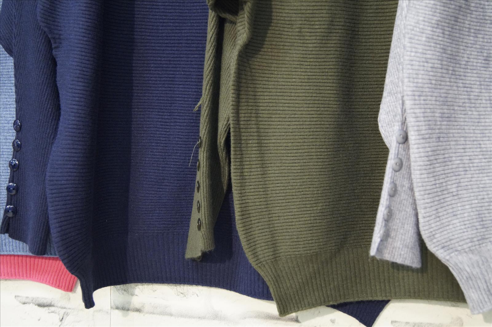 Bhatti Mode GmbH - Young fashion, DOB - Blusen, Hosen Jacken, Jeans, Kleider, Pullover etc. | Kategorie: Shirt/Bluse/Pullover | Angebot: Damenbekleidung, Young Fashion, Sofortprogramme | Adresse: Bhatti Mode GmbH - Breslauer Str. 8 - 41460 Neuss - Tel: 02131-130004 - gurdip-bhatti@t-online.de